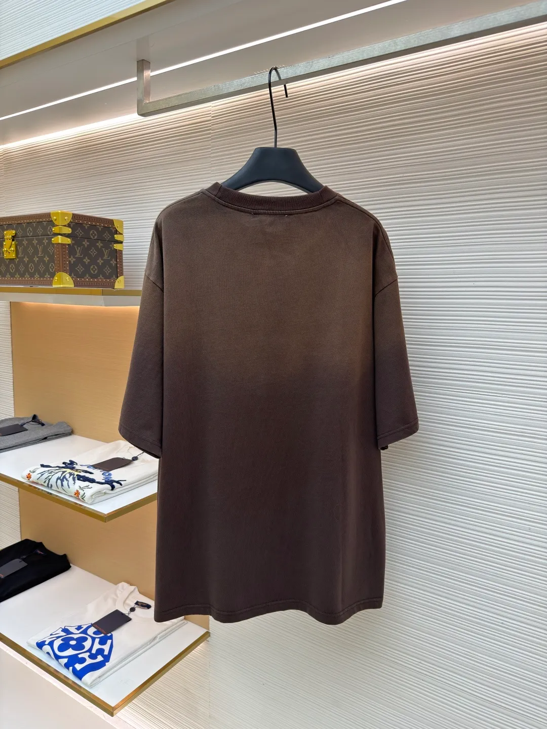 Acne Studios distressed logo short sleeves ●Original version: purchased and developed for 4100 ●Item number: 1682345-A15 ●Fabric: soft plain weave fabric ●Technology: glue printing ●Color: brown gradient ●Version: fitted version ●Weight: about 395 grams ●Size: S-M-L-XL ●Description: Customized elegant cotton double-ply soft plain weave fabric, soft and delicate, comfortable and close to the skin, with warm brown as the main color with grayscale It is unobtrusive but has an overwhelming aura. The ACNE GYM logo on the body is outlined with powerful brown lines. For Everyone is simple but contains profound meaning. The inadvertently smudged distressed effect meets the carrier of retro feelings, which is full of fashion tension, making every outfit a fashion feast. Adopting imported machine appliqué embroidery technology, using advanced computer control systems and precision mechanical components to achieve ACNE GYM appliqué embroidery operations, presenting an embroidery effect with both clarity and three-dimensionality. Glue printing is used. The printing has been modified three times with the film screen. Use glue liquid paint to print the pattern on the fabric. Bake the fabric to fix the gradient of the printed image and make it look old. By spraying dyes of different colors on the surface of the fabric, the clothes can show rich color changes under different lights. Increase the visual layering. The fabrics have been washed, have a better hand feel and texture, are not easy to deform, are not easy to shrink, are not easy to fade, and maintain long-term beauty. The overall wiring is straight and delicate, the fabric is comfortable and soft, and the color is consistent without color difference. It can be matched with the same style to create a fashionable look and control various occasions. Customized accessories, complete with three standards, same style for men and women!